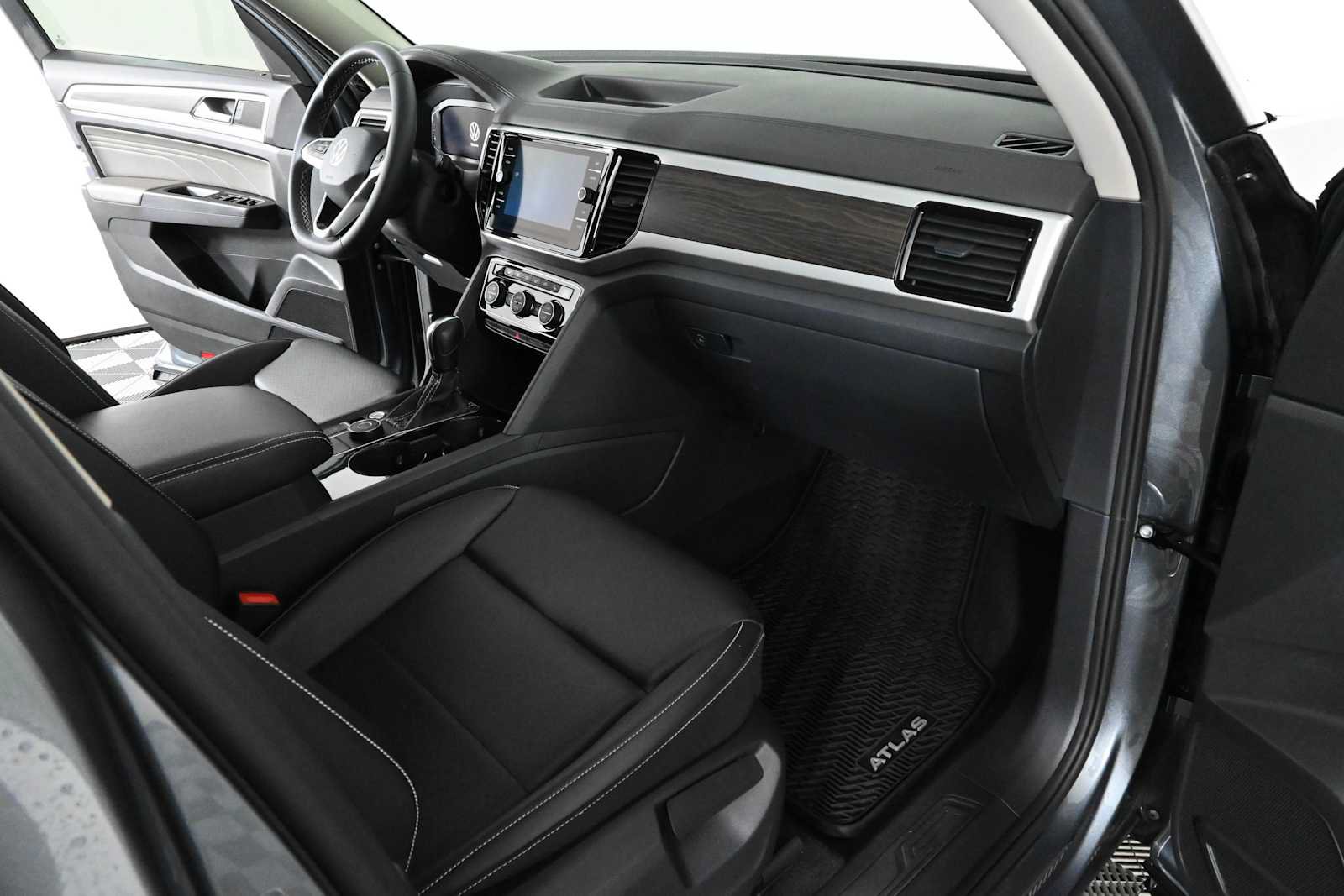 Certified 2023 Volkswagen Atlas SE w/ Panoramic Sunroof Package AWD/4WD image 11