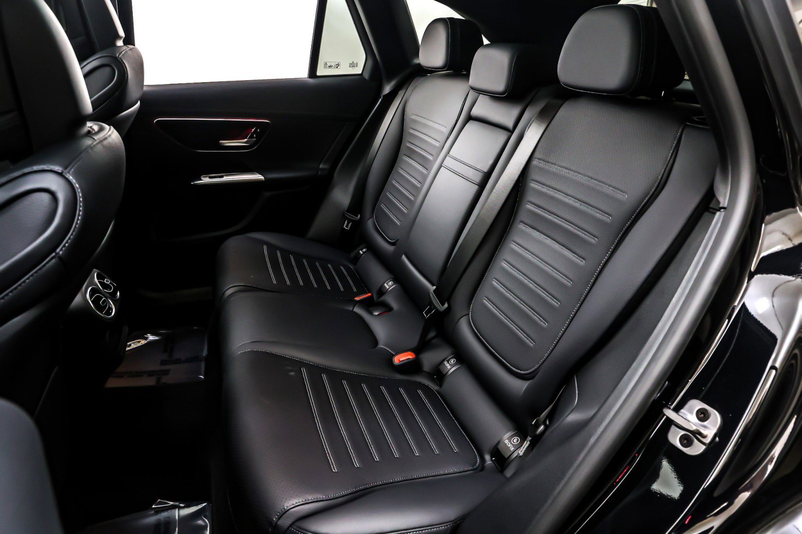 Used 2024 Mercedes-Benz GLC 300 4MATIC w/ AMG Line image 8