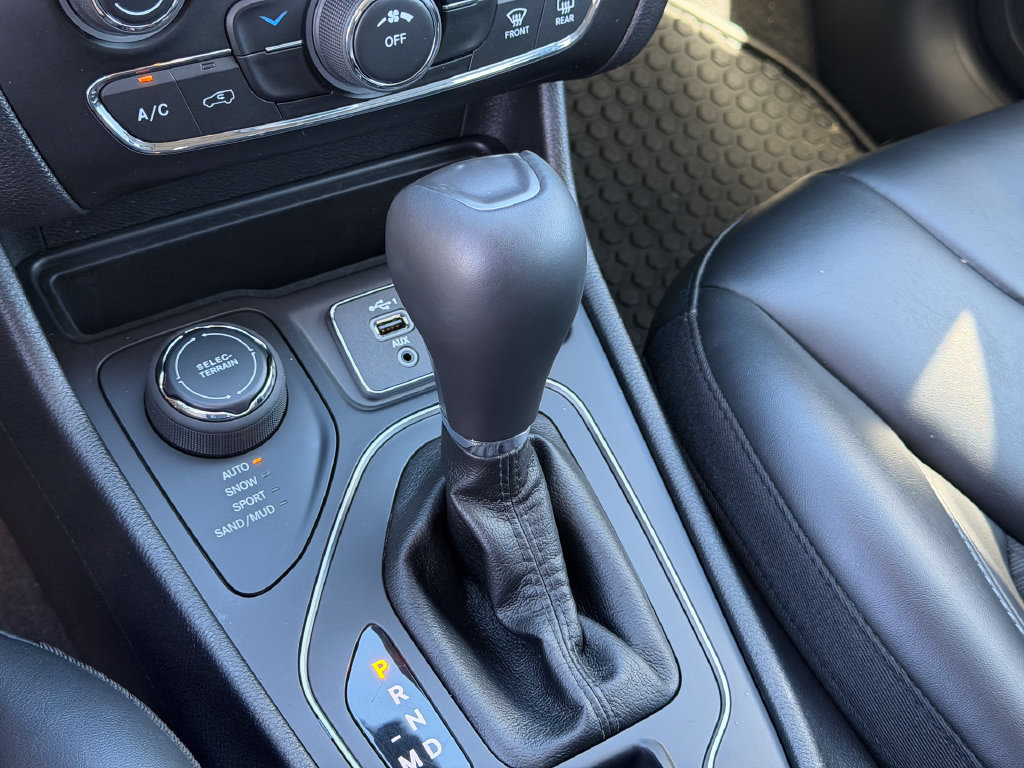 Used 2020 Jeep Cherokee Latitude Plus w/ Cold Weather Group AWD/4WD image 32