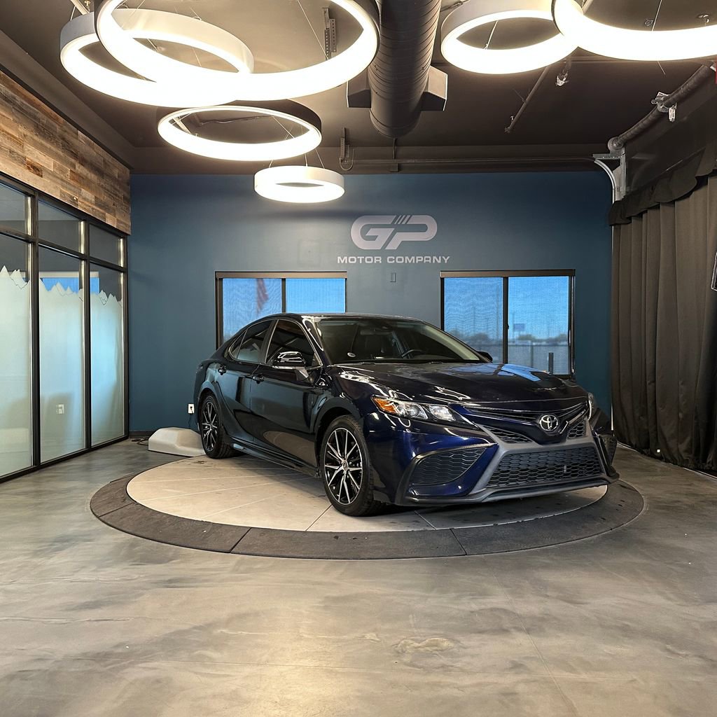 Used 2022 Toyota Camry SE image 1