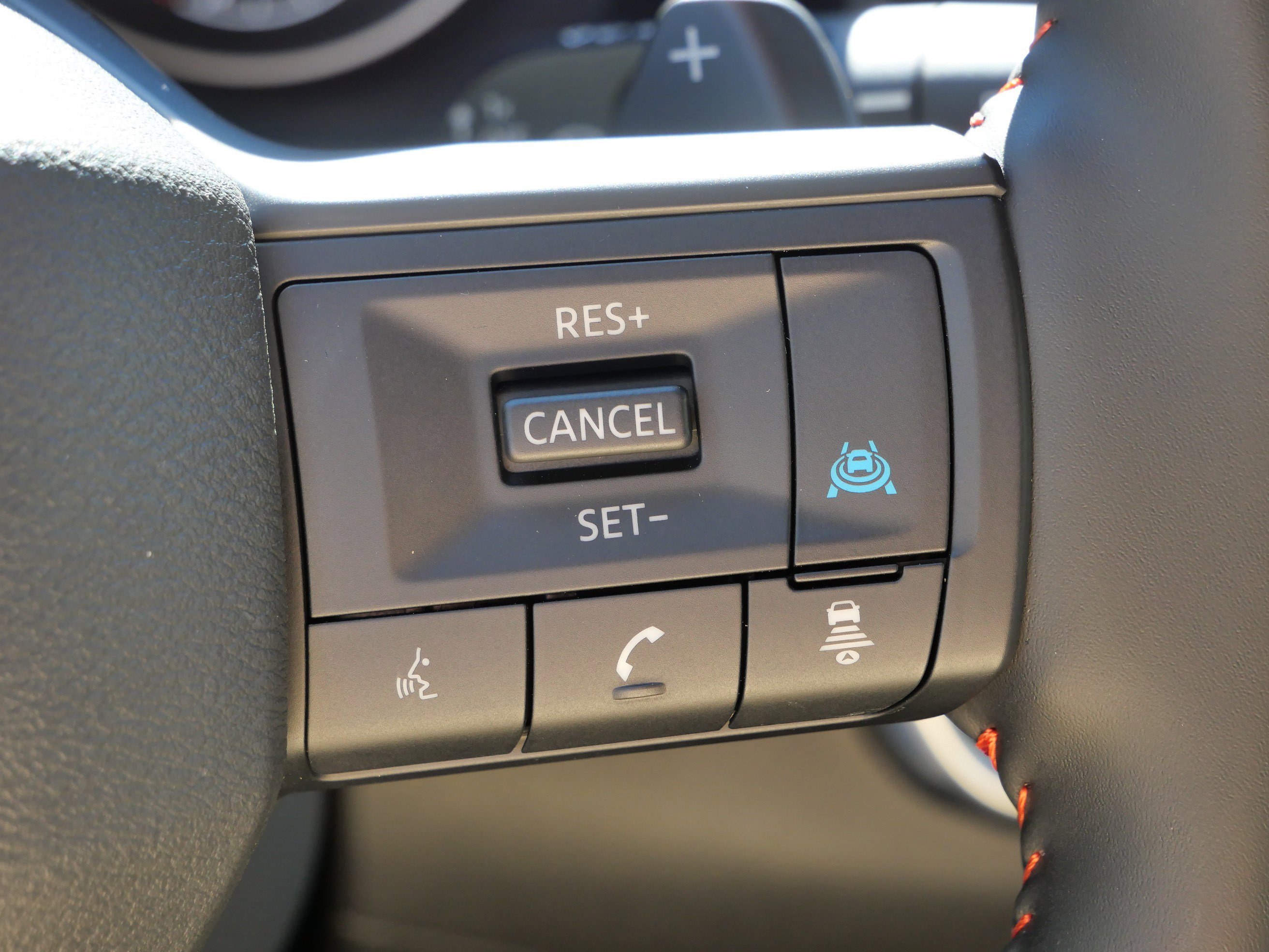 Used 2025 Nissan Rogue SV image 30