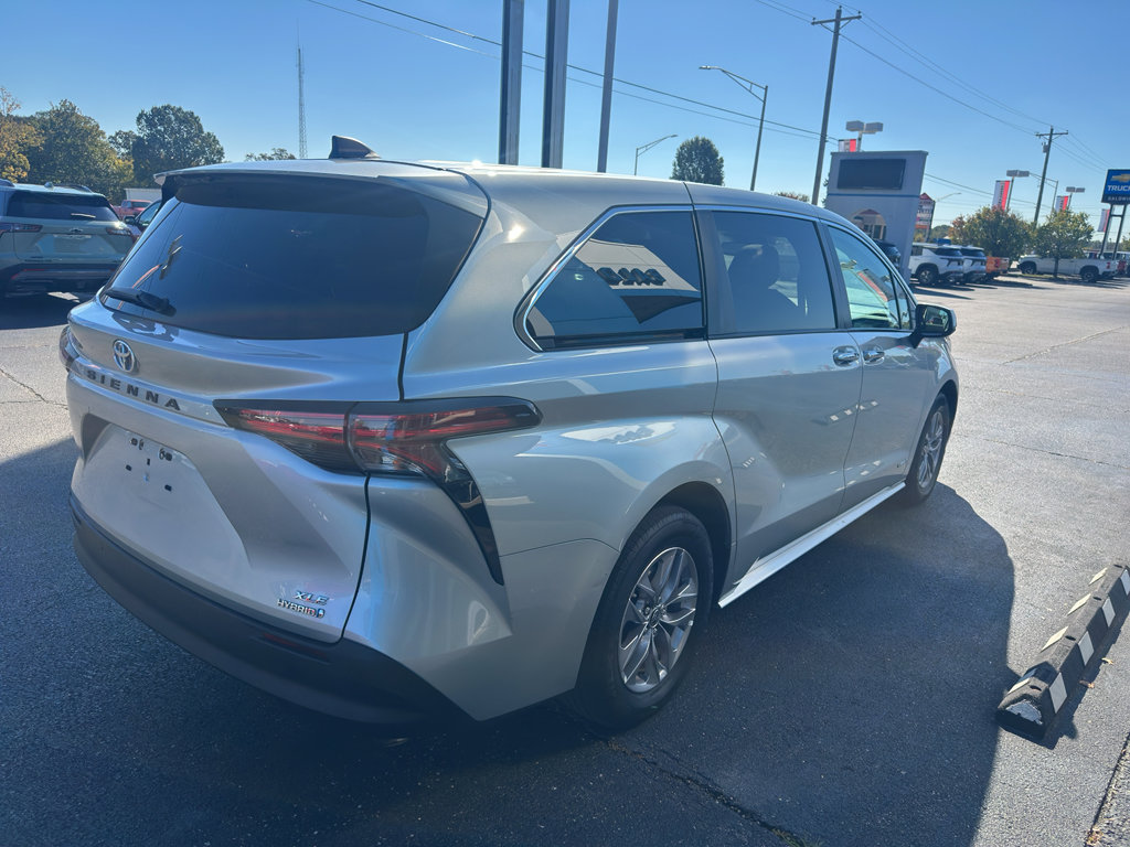 Used 2021 Toyota Sienna XLE FWD image 4