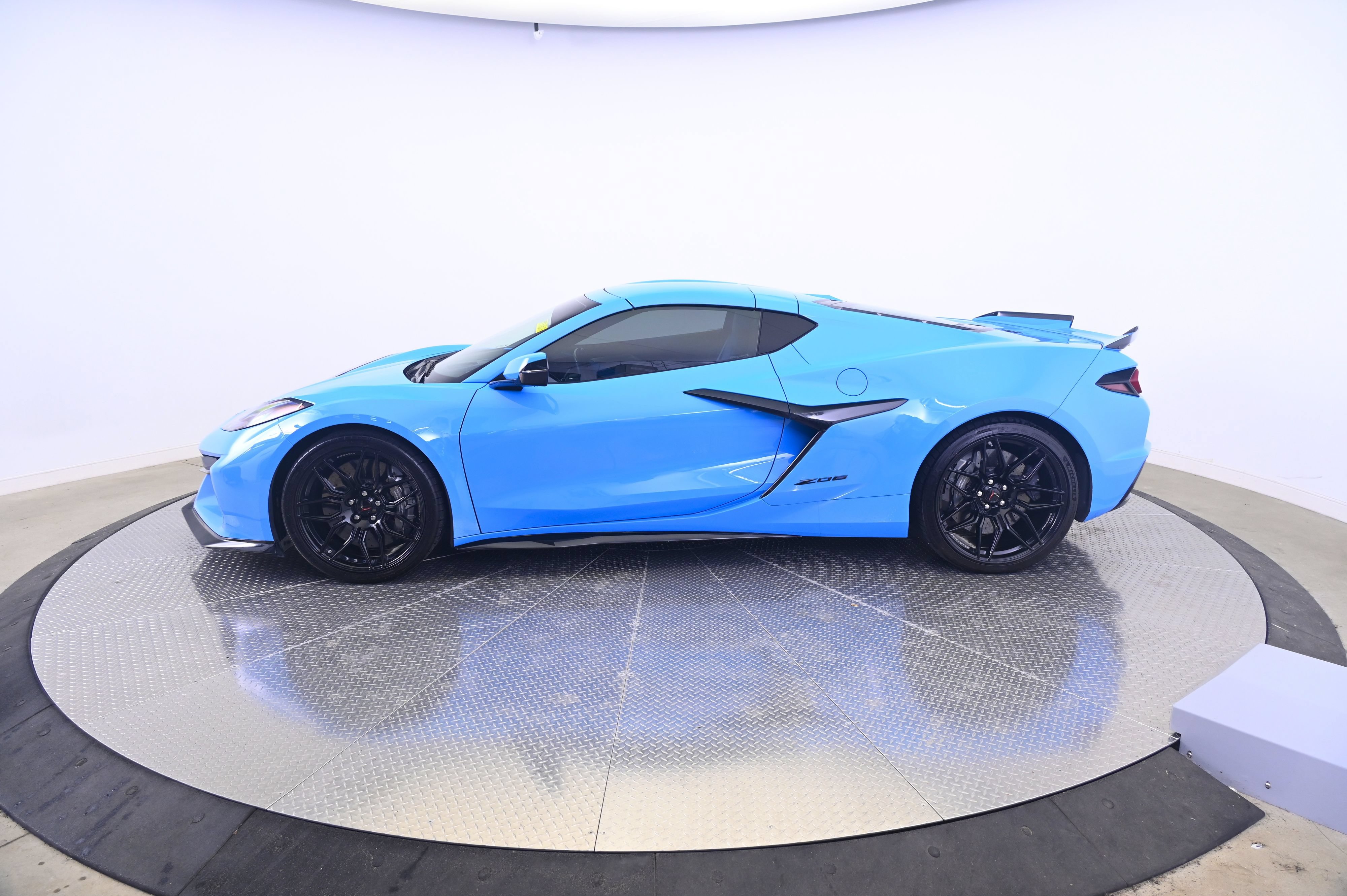 Used 2023 Chevrolet Corvette Z06 RWD image 2