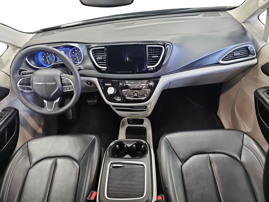 Used 2023 Chrysler Pacifica Touring-L FWD image 9