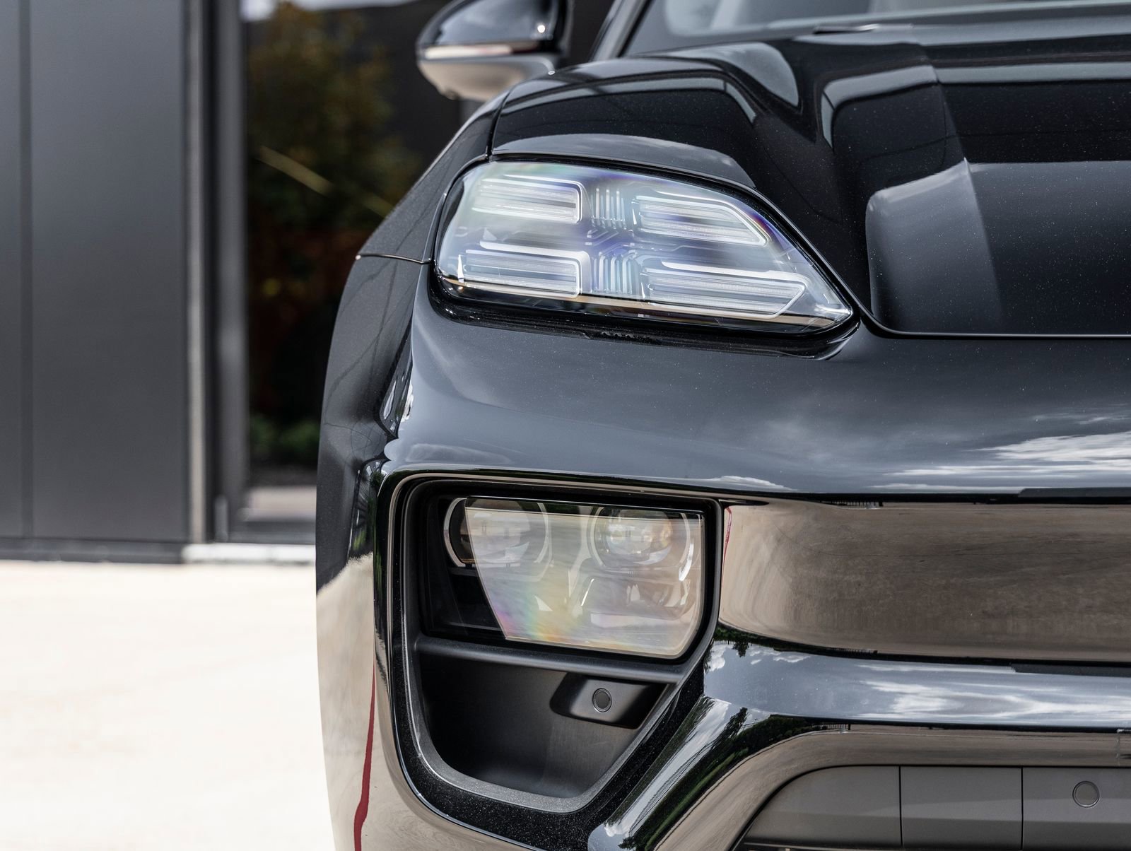 Certified 2025 Porsche Macan 4 Electric image 17