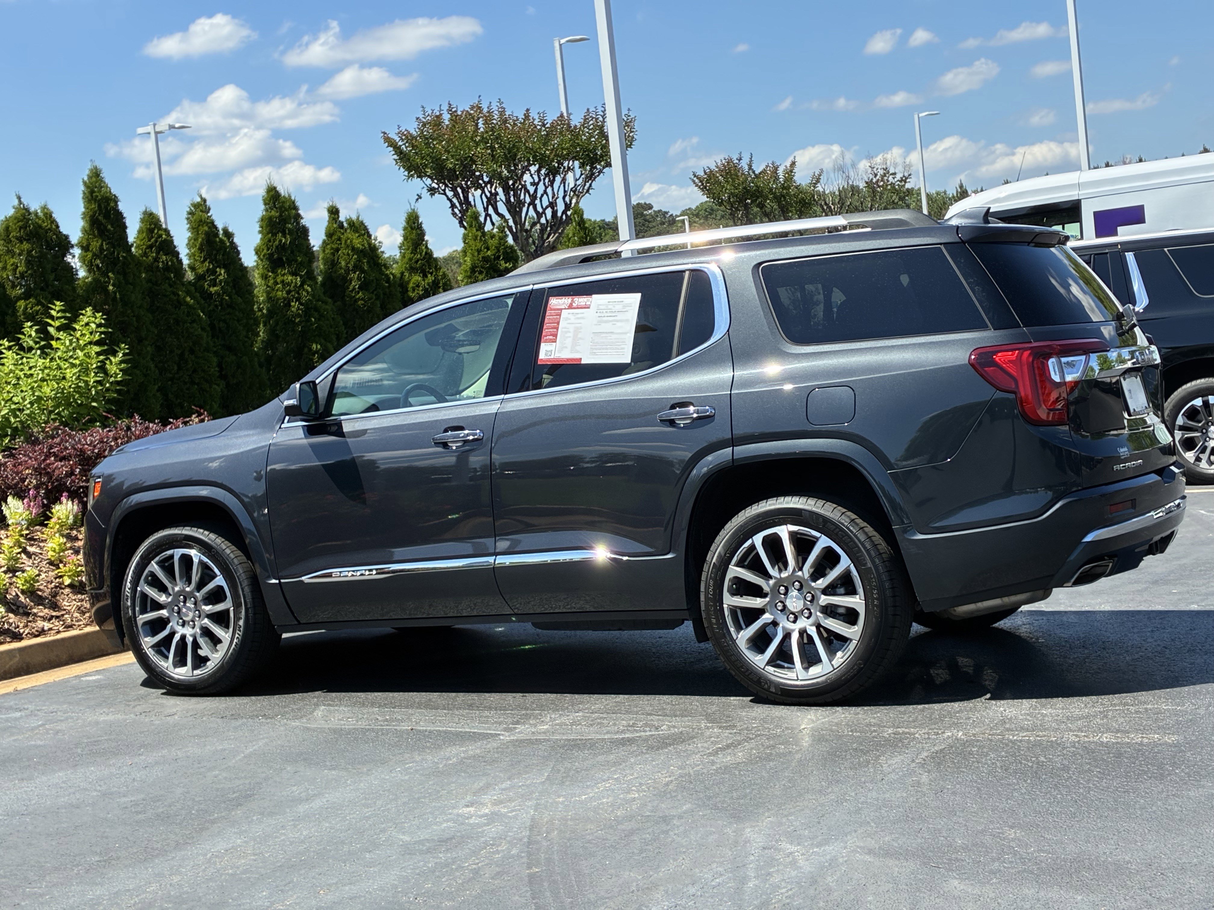 Used 2021 GMC Acadia Denali w/ Denali Technology Package FWD image 9