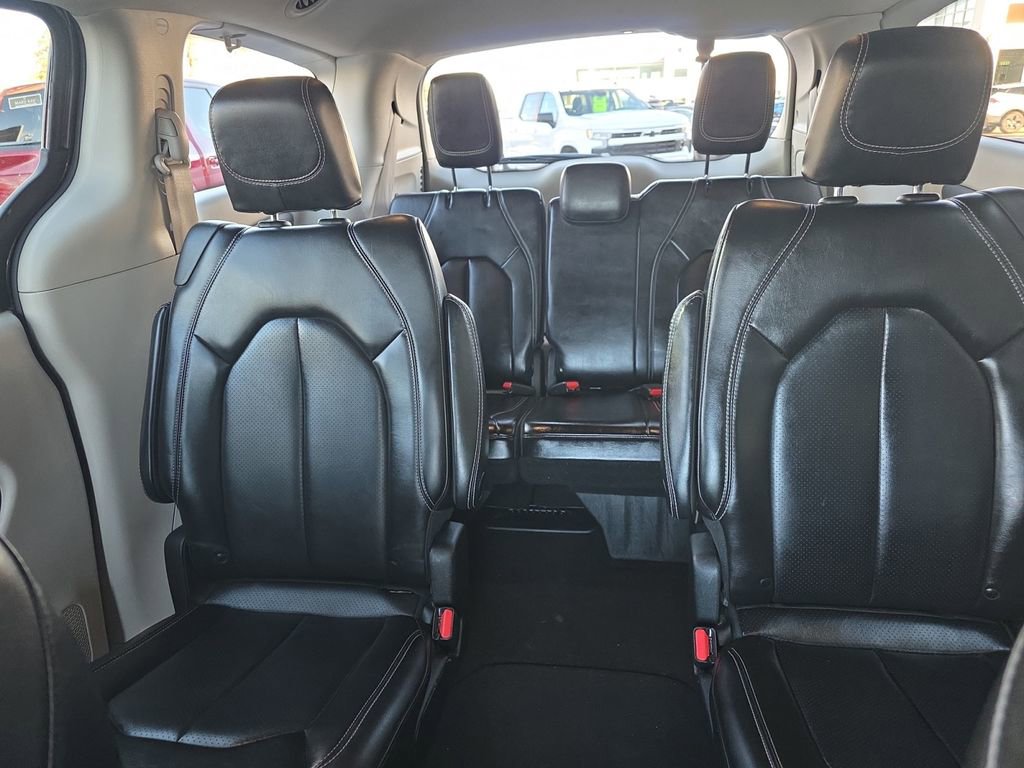 Used 2023 Chrysler Pacifica Touring-L image 20