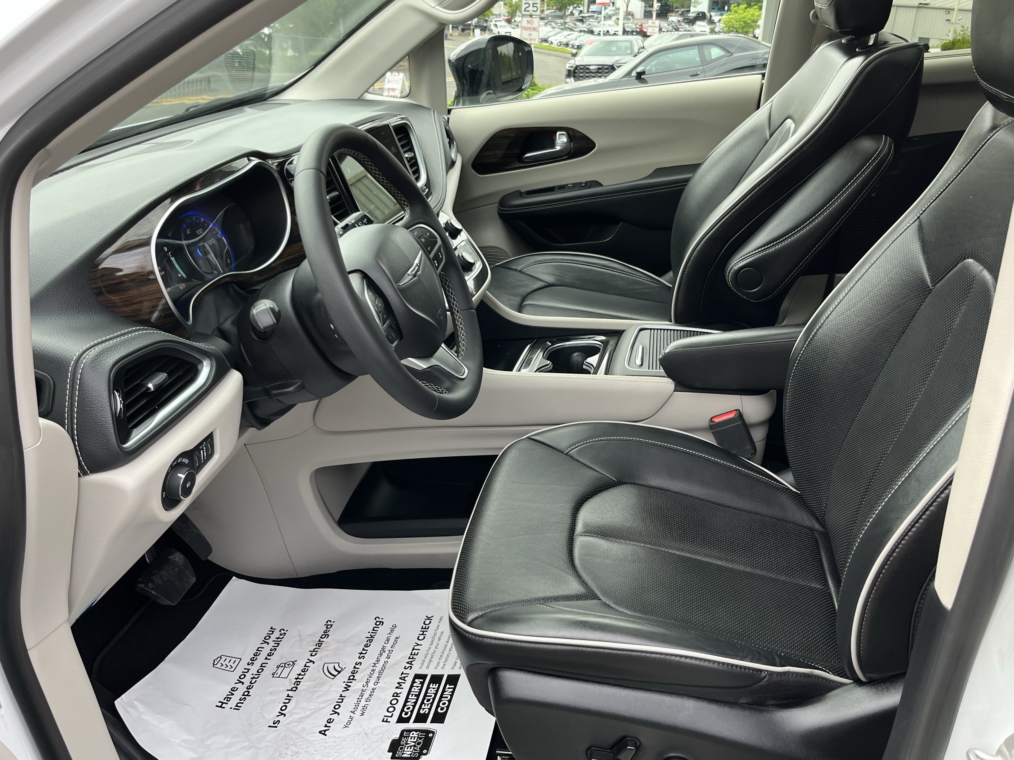 Used 2024 Chrysler Pacifica Limited FWD image 11