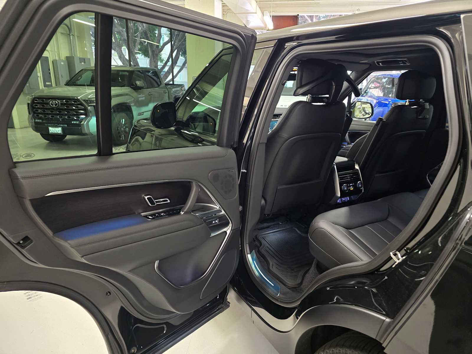 New 2026 Land Rover Range Rover SE image 16