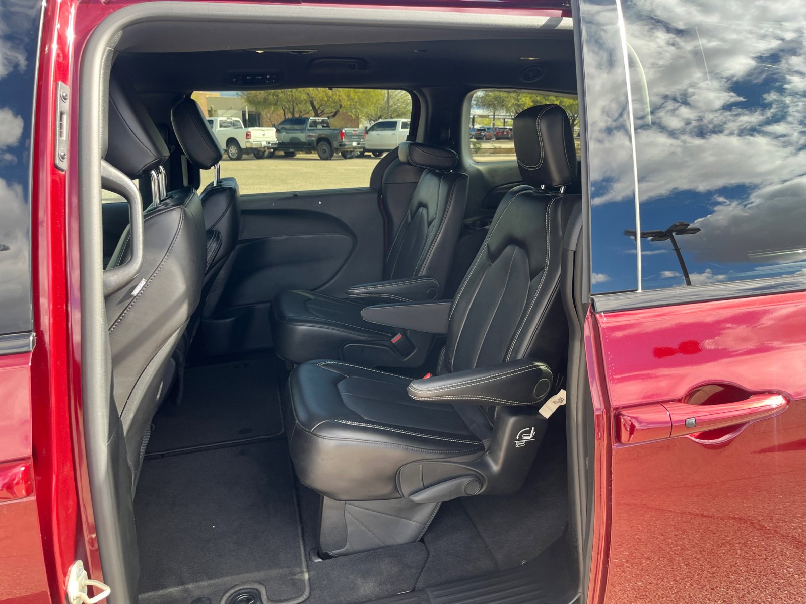 Used 2023 Chrysler Pacifica Touring-L w/ S Appearance Package image 16