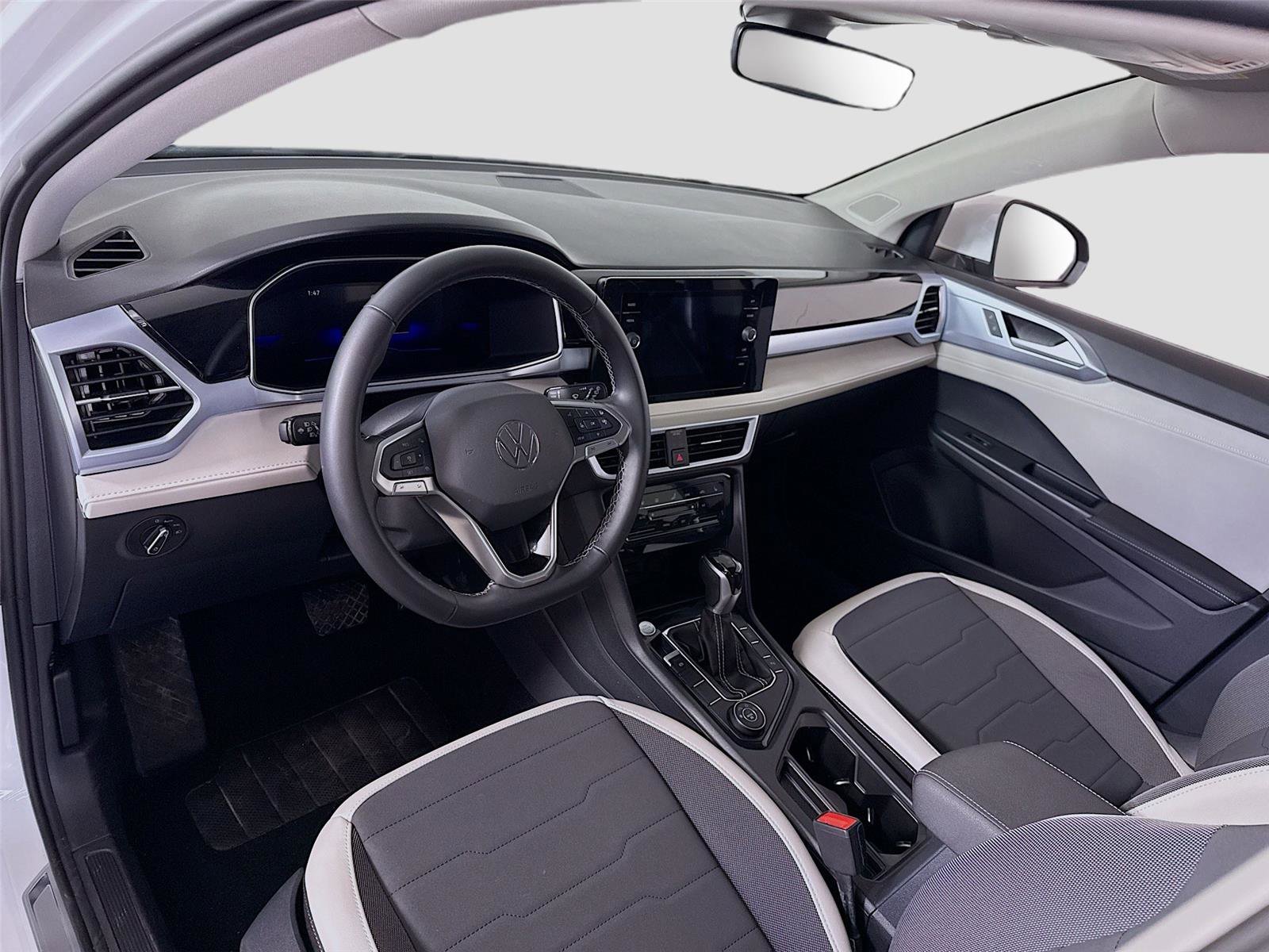 Used 2025 Volkswagen Taos SE image 3