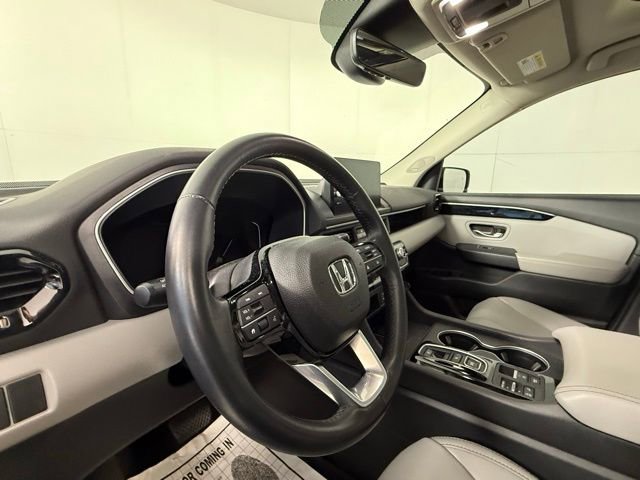 Used 2025 Honda Pilot Touring image 4