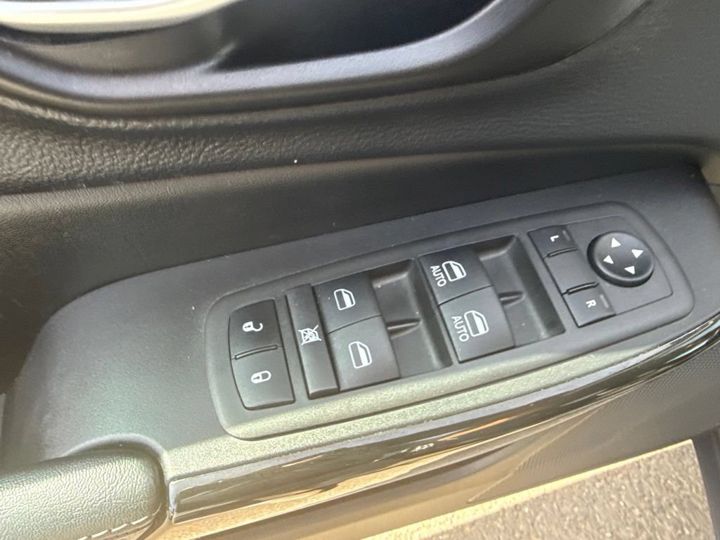 Used 2023 Jeep Cherokee Altitude Lux w/ Mopar Interior Package AWD/4WD image 17