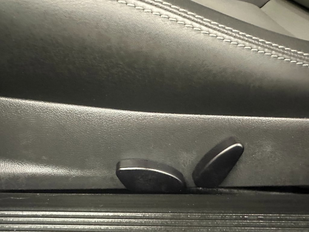 Used 2005 Chrysler Crossfire Limited image 21