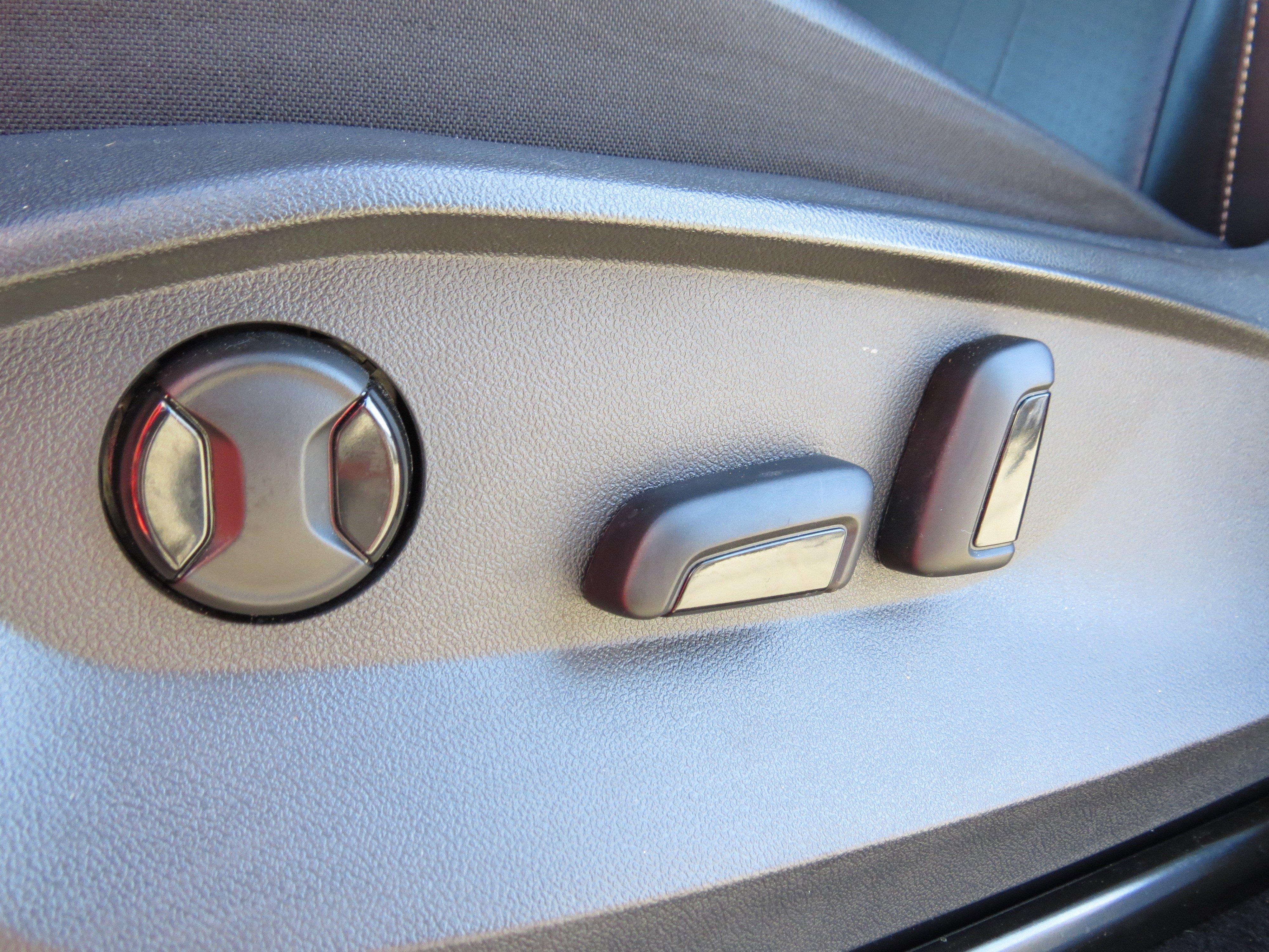 Used 2022 Volkswagen Tiguan SE w/ Panoramic Sunroof Package image 19