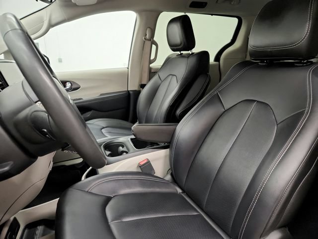 Used 2024 Chrysler Pacifica Touring-L FWD image 19
