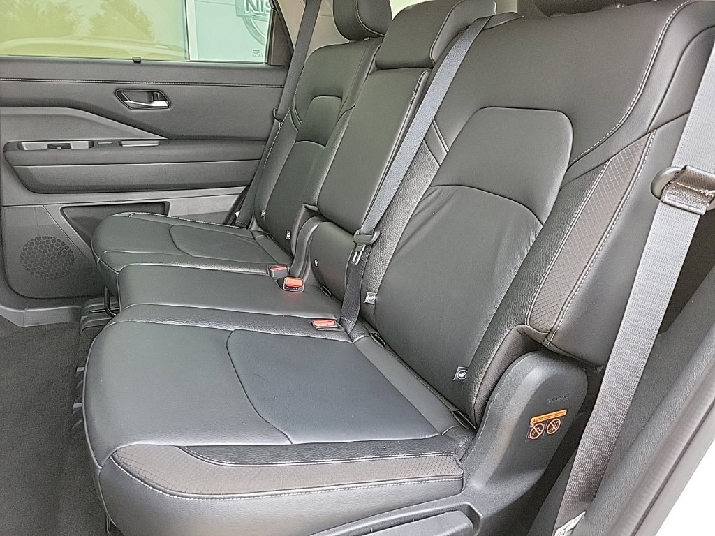 Used 2025 Nissan Pathfinder SL AWD/4WD image 13