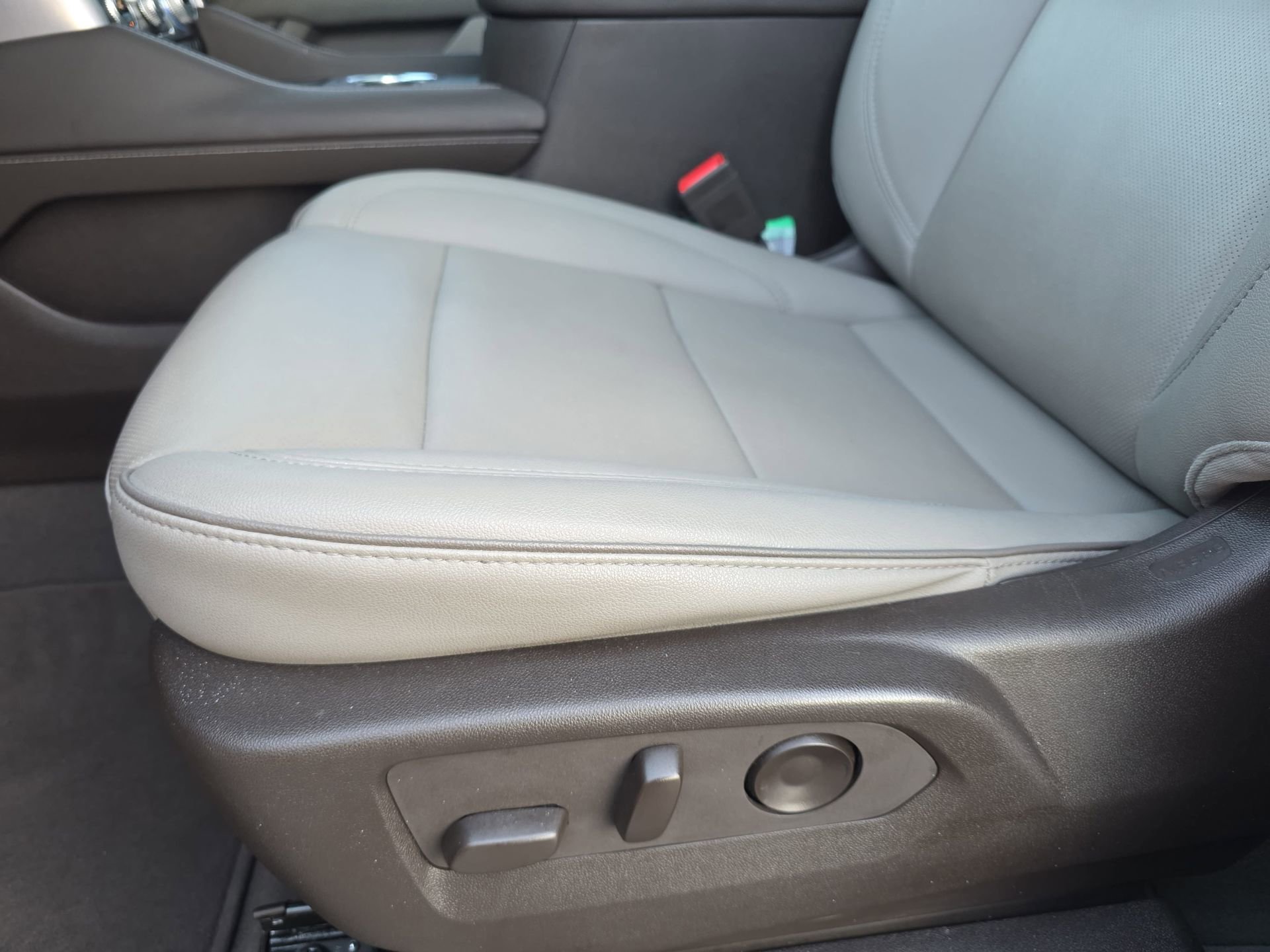 Used 2022 GMC Yukon SLT w/ SLT Premium Package RWD image 28