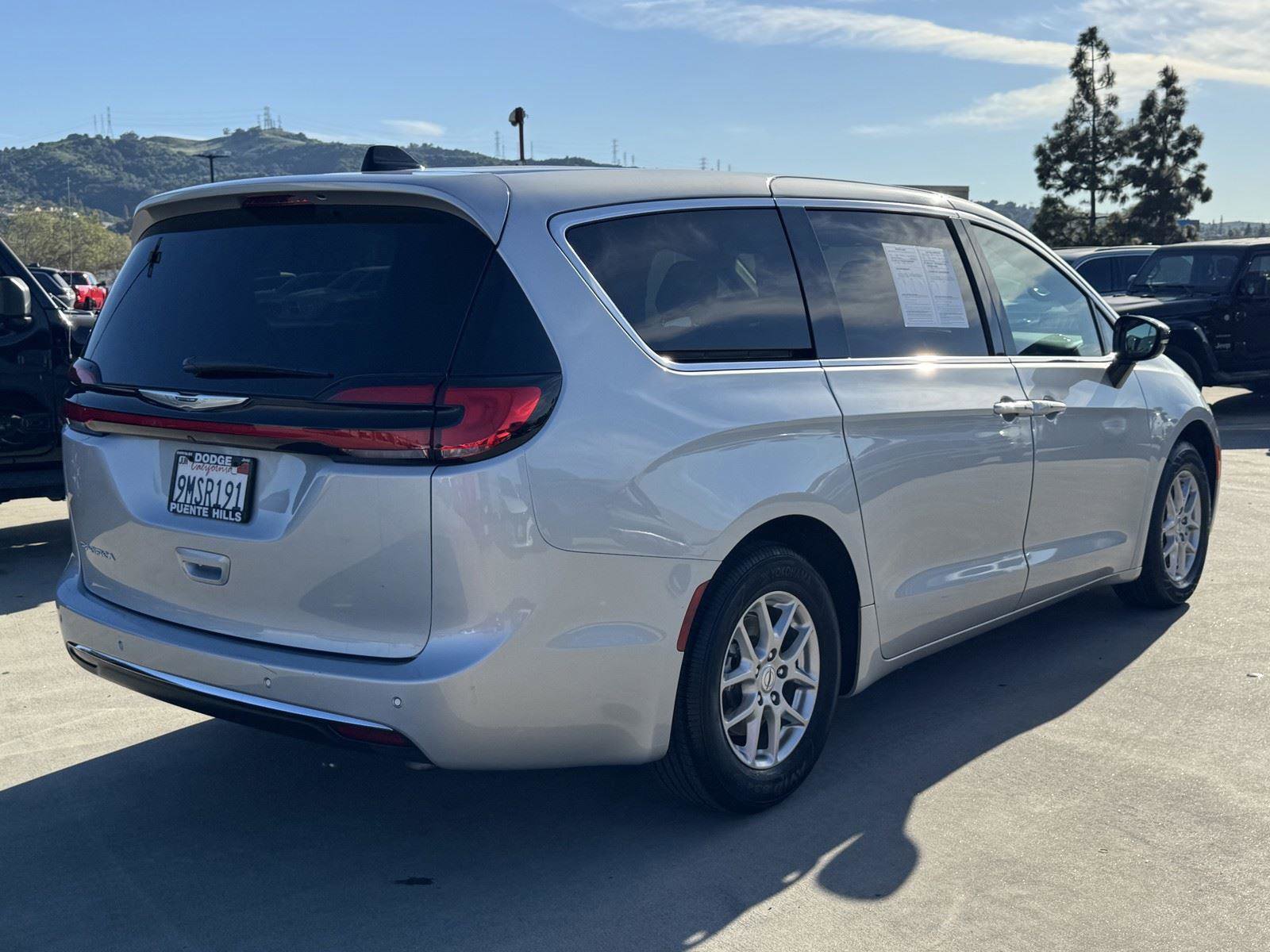 Used 2024 Chrysler Pacifica Touring FWD image 6