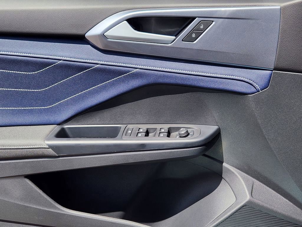 New 2025 Volkswagen Taos SEL image 3