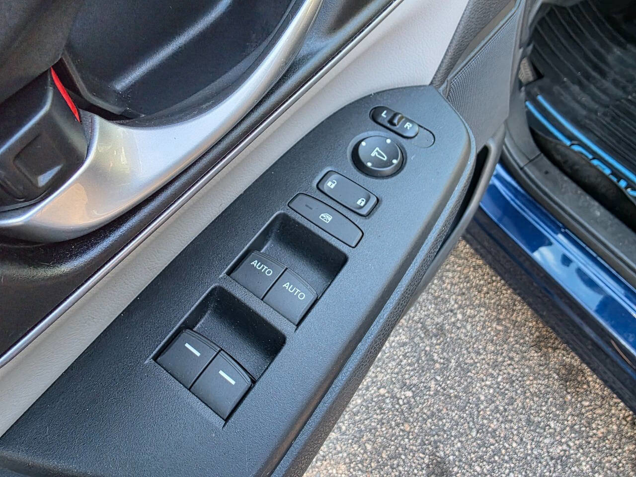 Used 2017 Honda CR-V Touring image 12