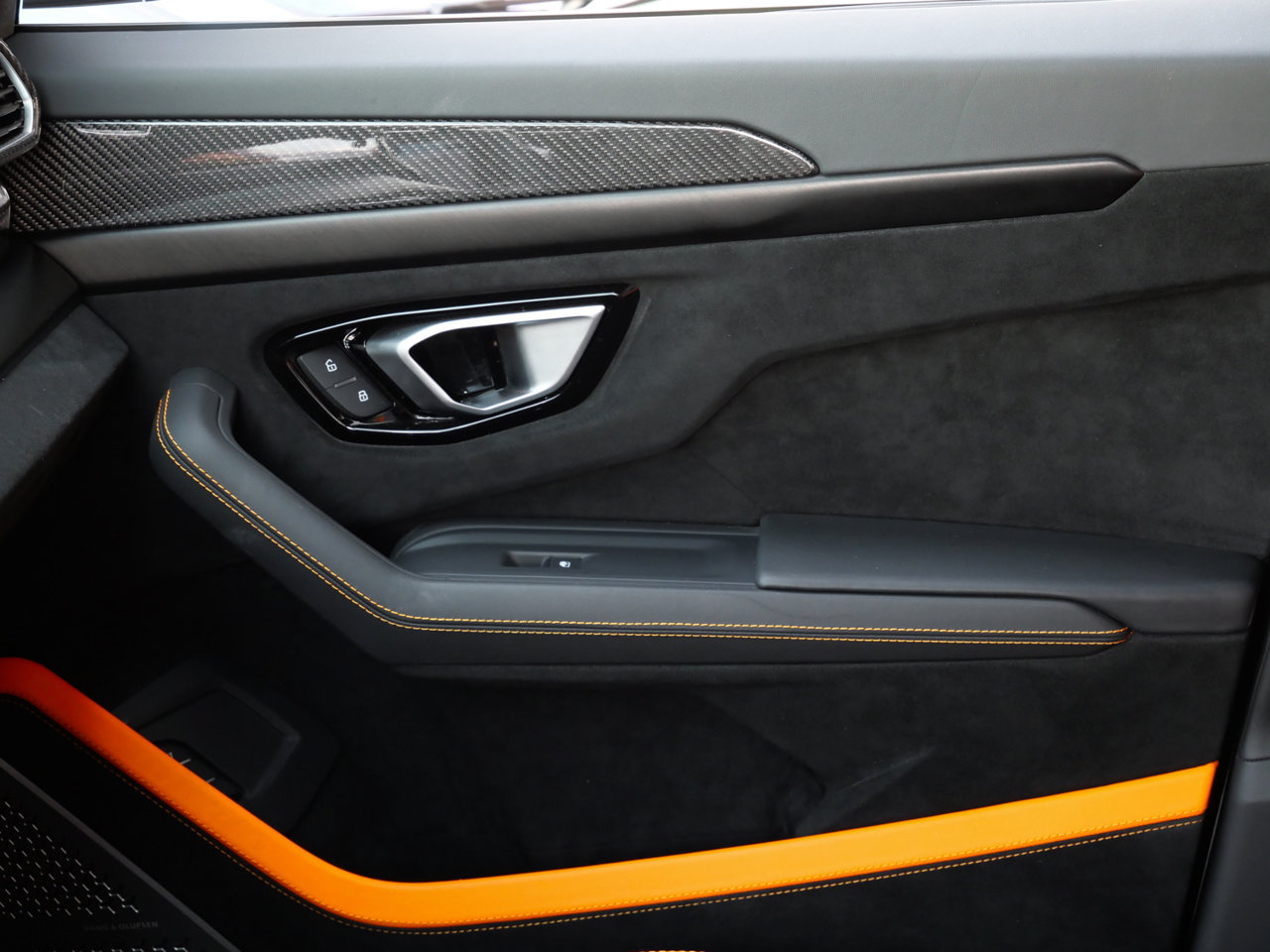 Used 2024 Lamborghini Urus Performante AWD/4WD image 28