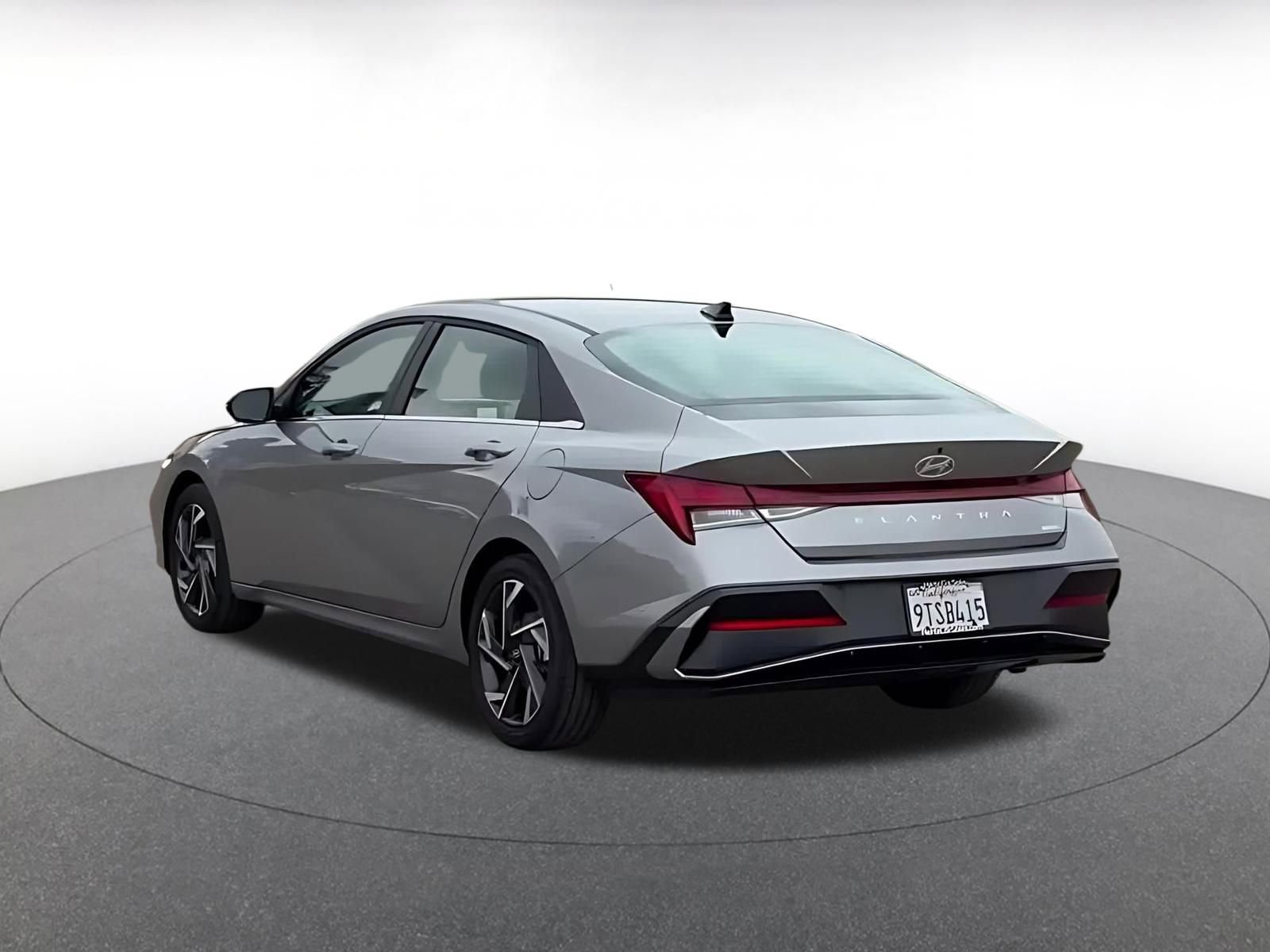 Used 2025 Hyundai Elantra Limited image 11