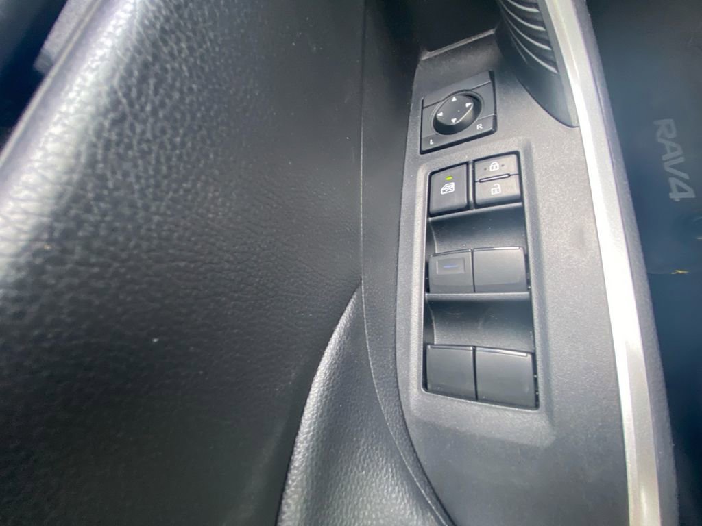 Used 2021 Toyota RAV4 LE image 12