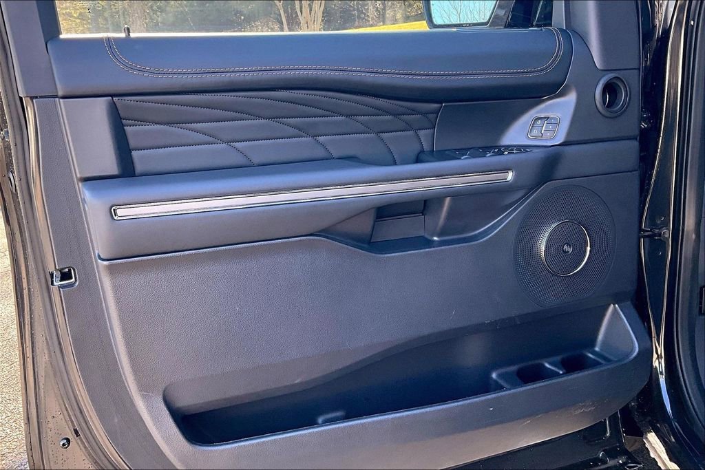 Certified 2024 Ford Expedition Platinum image 23