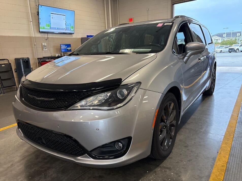 Used 2019 Chrysler Pacifica Limited w/ Advanced Safetytec Group FWD image 2