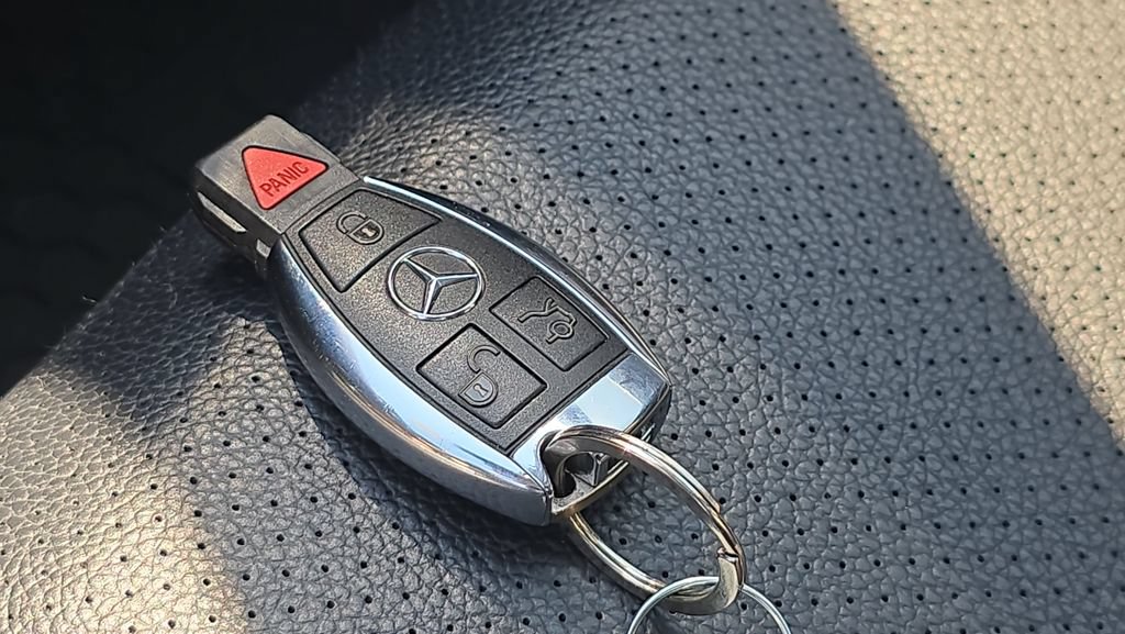 Used 2012 Mercedes-Benz GLK 350 4MATIC image 31