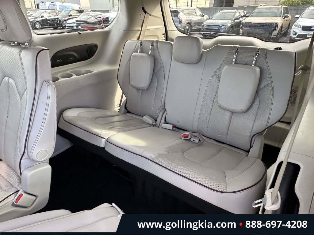Used 2017 Chrysler Pacifica Limited FWD image 10