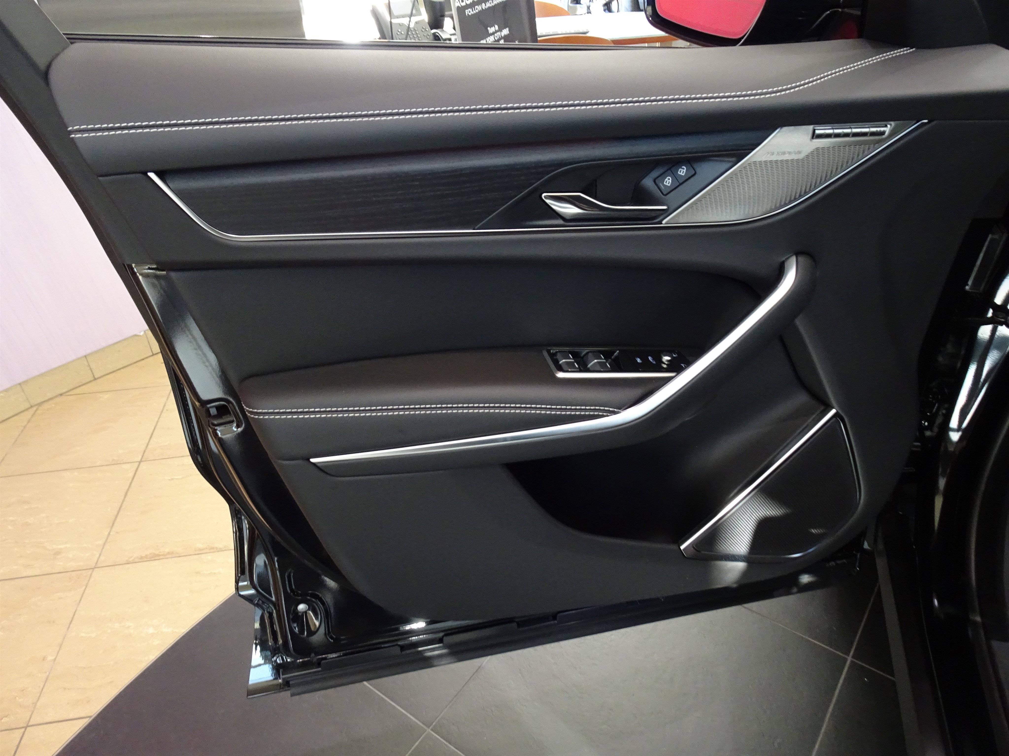 New 2025 Jaguar F-PACE R-Dynamic S image 11