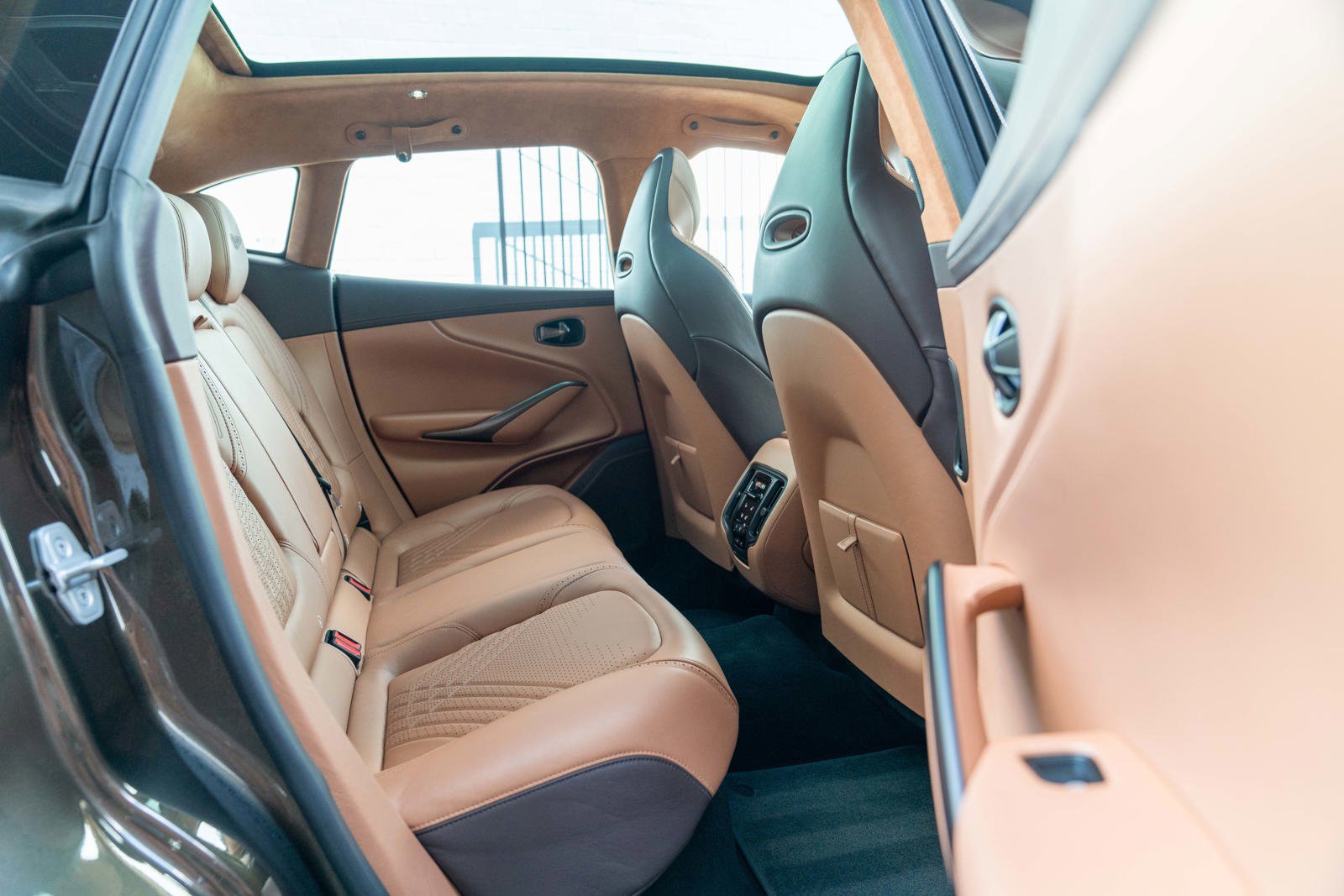 Used 2021 Aston Martin DBX image 38