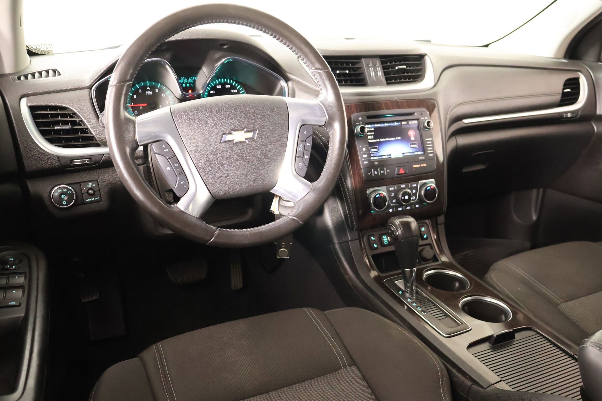 Used 2016 Chevrolet Traverse LT w/ Traveler's Package FWD image 2
