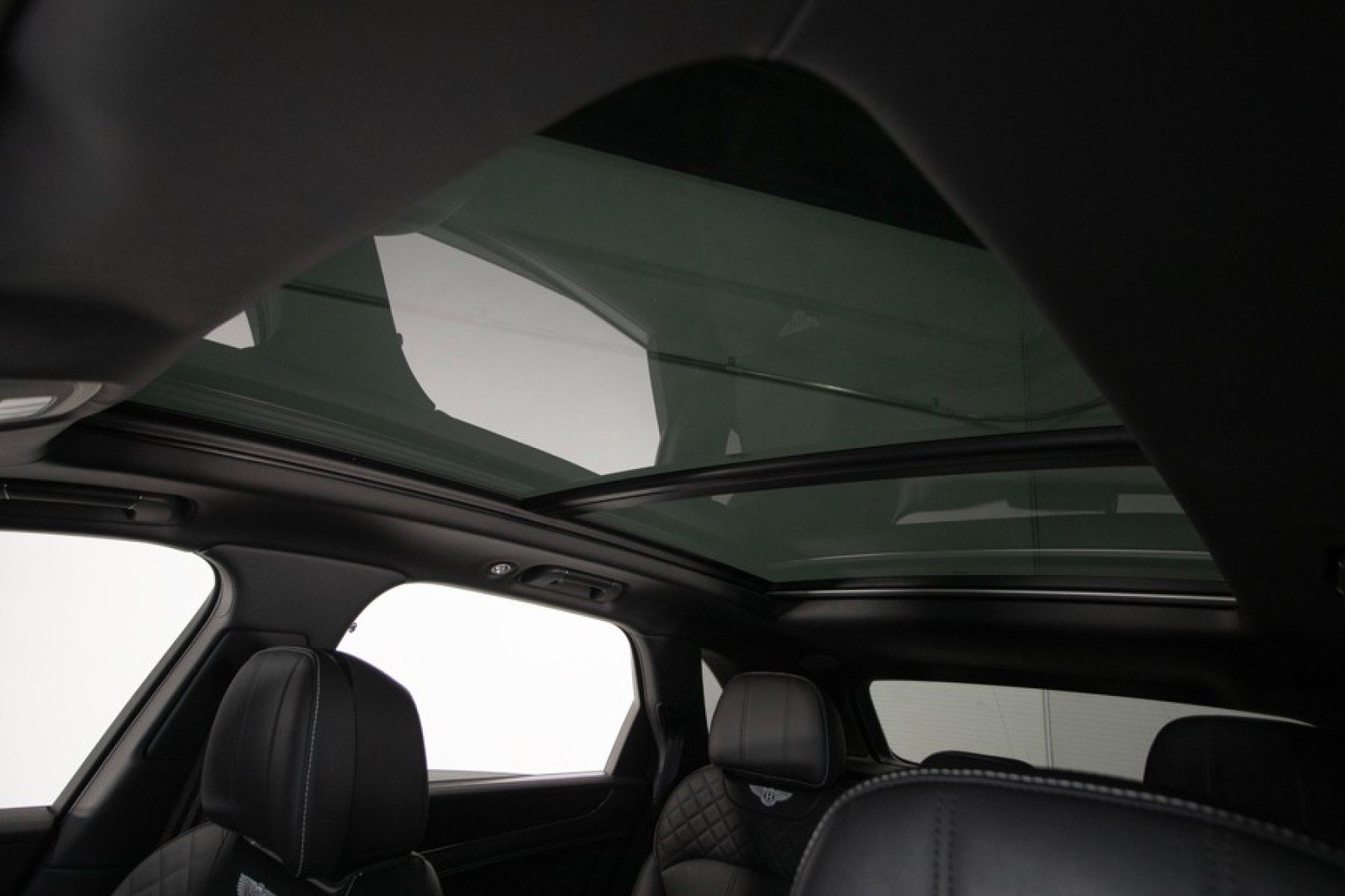 Used 2017 Bentley Bentayga image 40