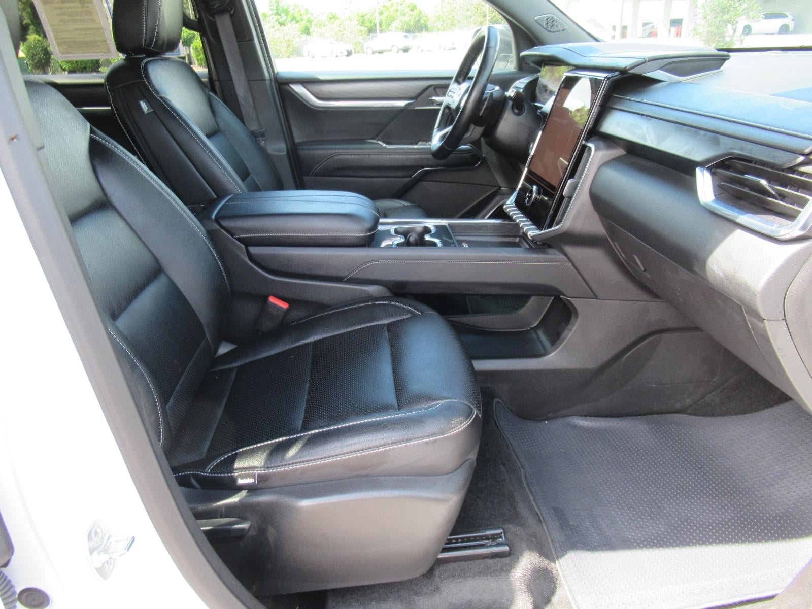 Used 2025 GMC Acadia Elevation FWD image 11