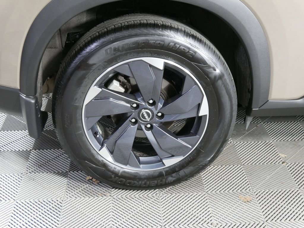 Used 2024 Nissan Rogue SV image 11