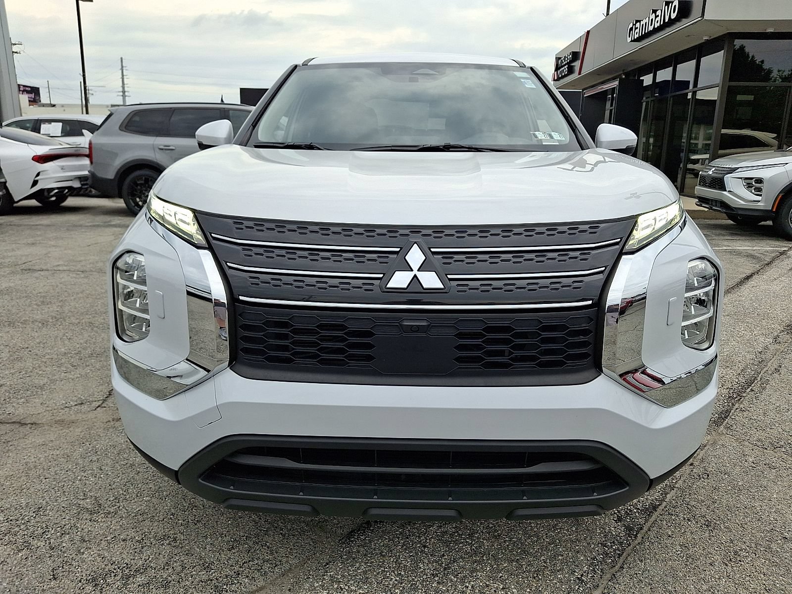 Used 2022 Mitsubishi Outlander ES AWD/4WD image 2