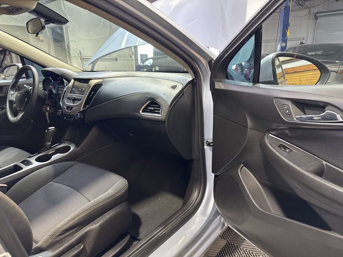 Used 2017 Chevrolet Cruze LS FWD image 27
