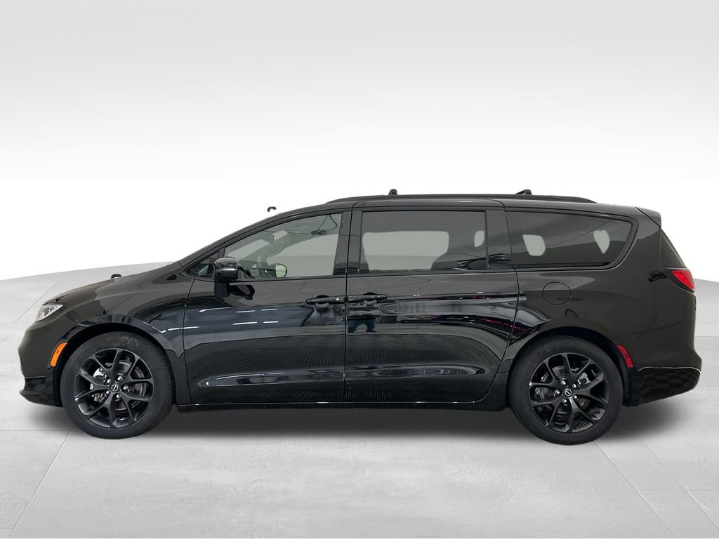 Used 2025 Chrysler Pacifica Limited FWD image 2