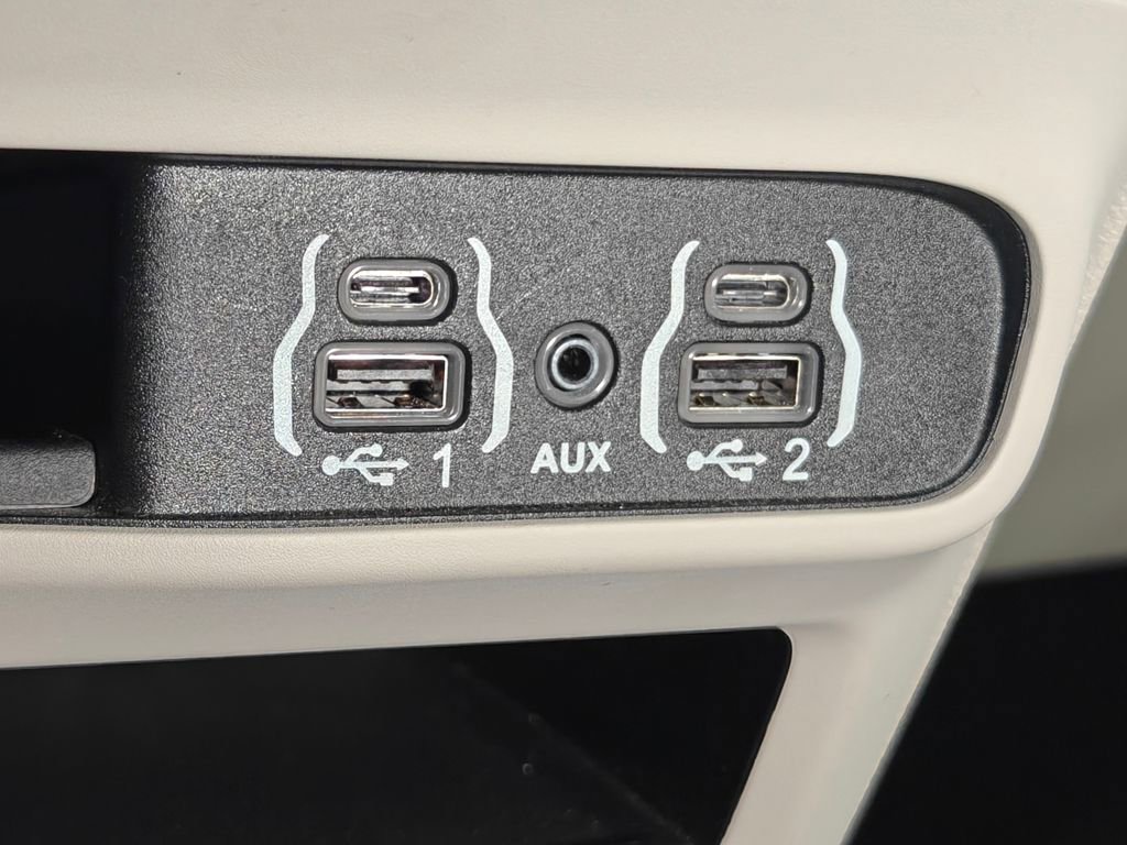 Used 2024 Chrysler Pacifica Touring-L image 49