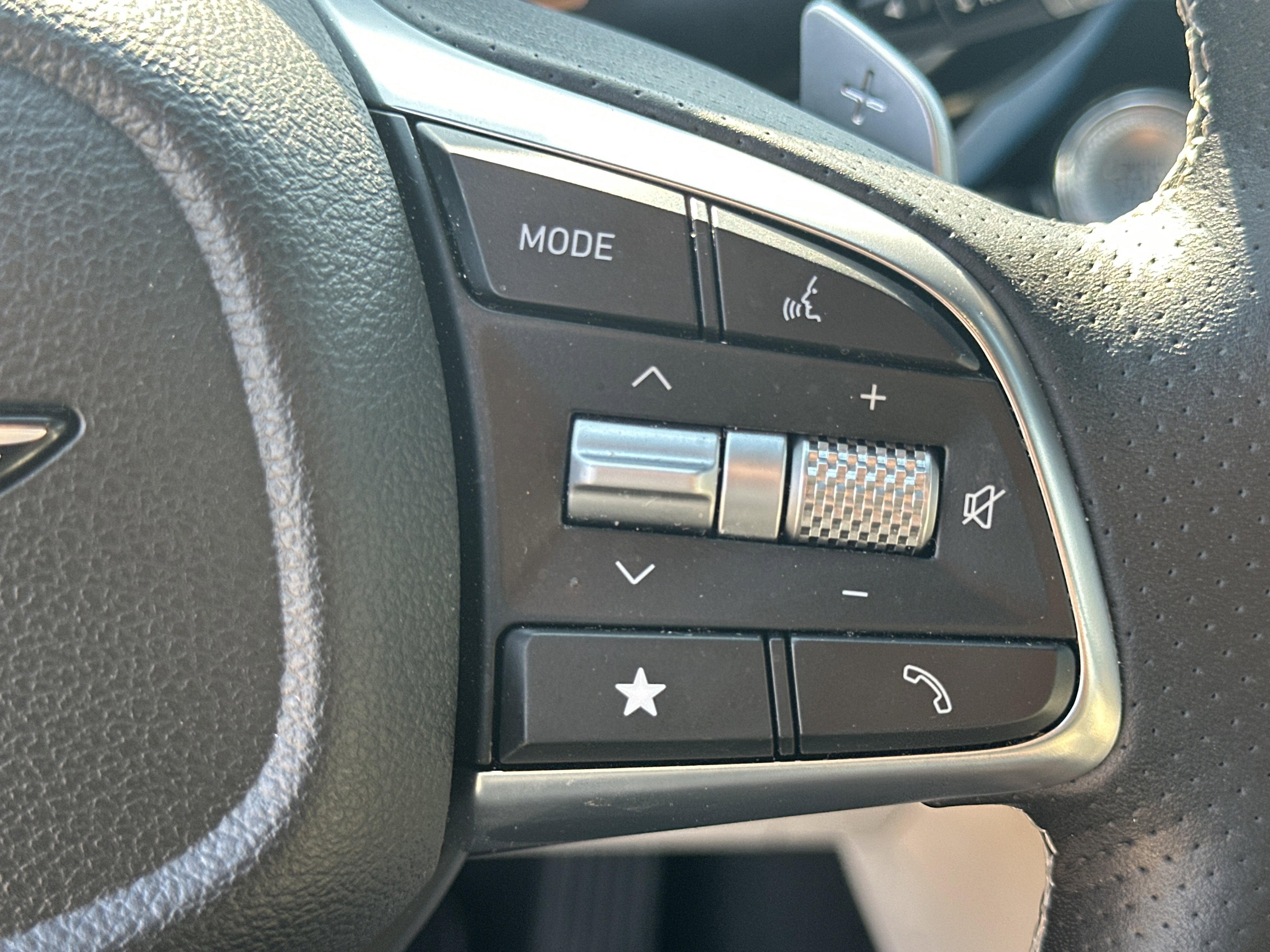 Used 2025 Genesis G70 2.5T image 25