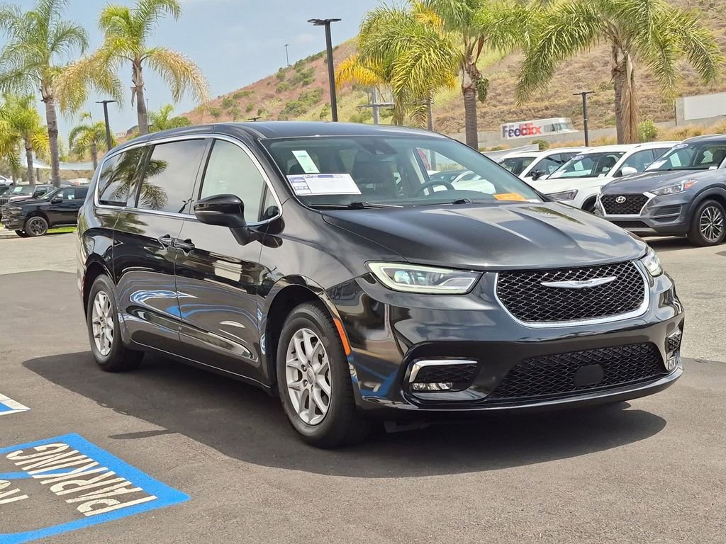 Certified 2023 Chrysler Pacifica Touring-L FWD image 3