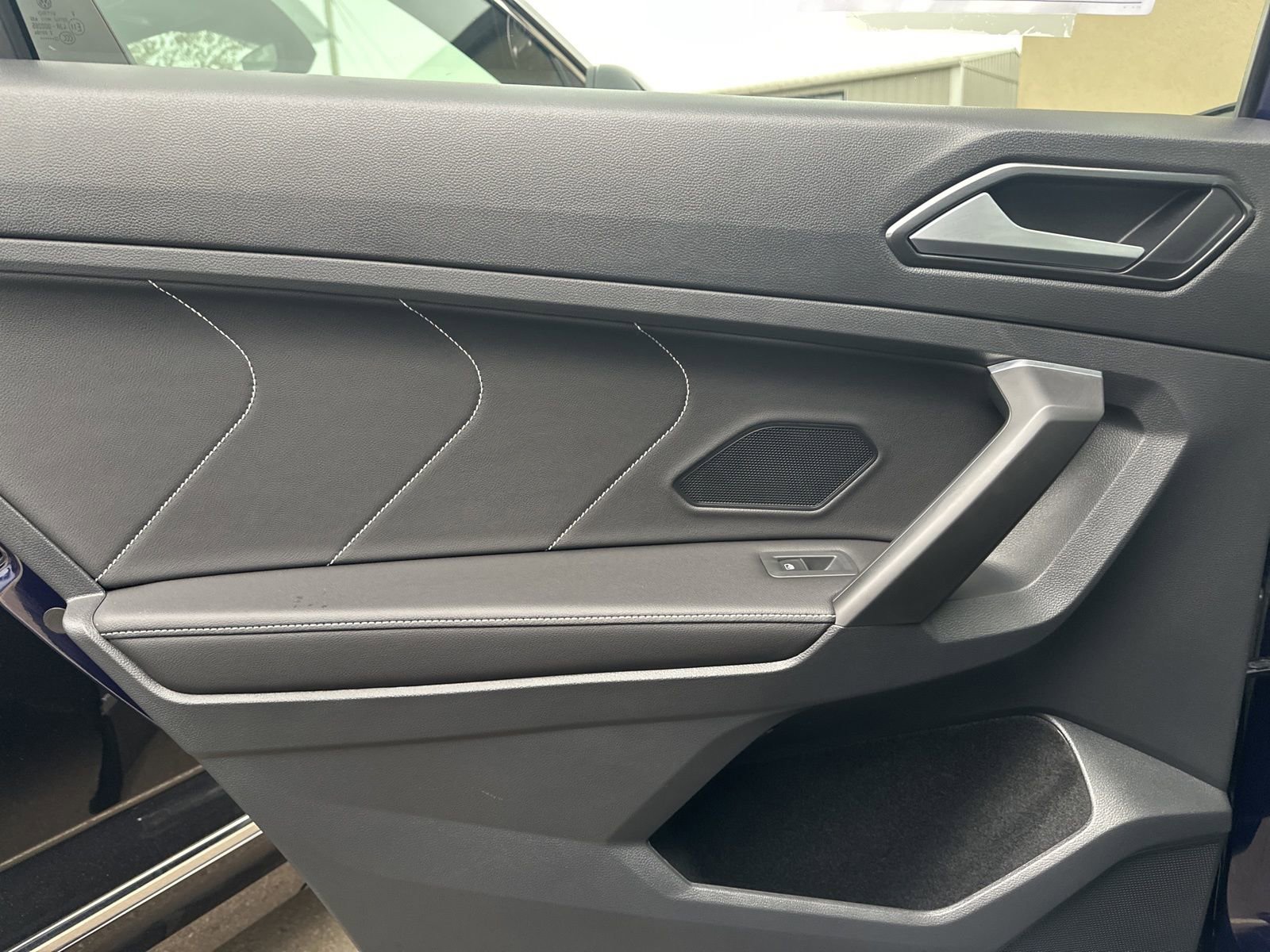 Certified 2022 Volkswagen Tiguan SEL R-Line image 34