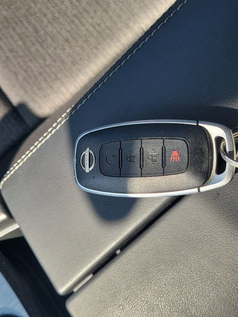 Used 2023 Nissan Rogue SV image 30