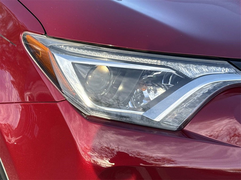 Used 2018 Toyota RAV4 LE image 28