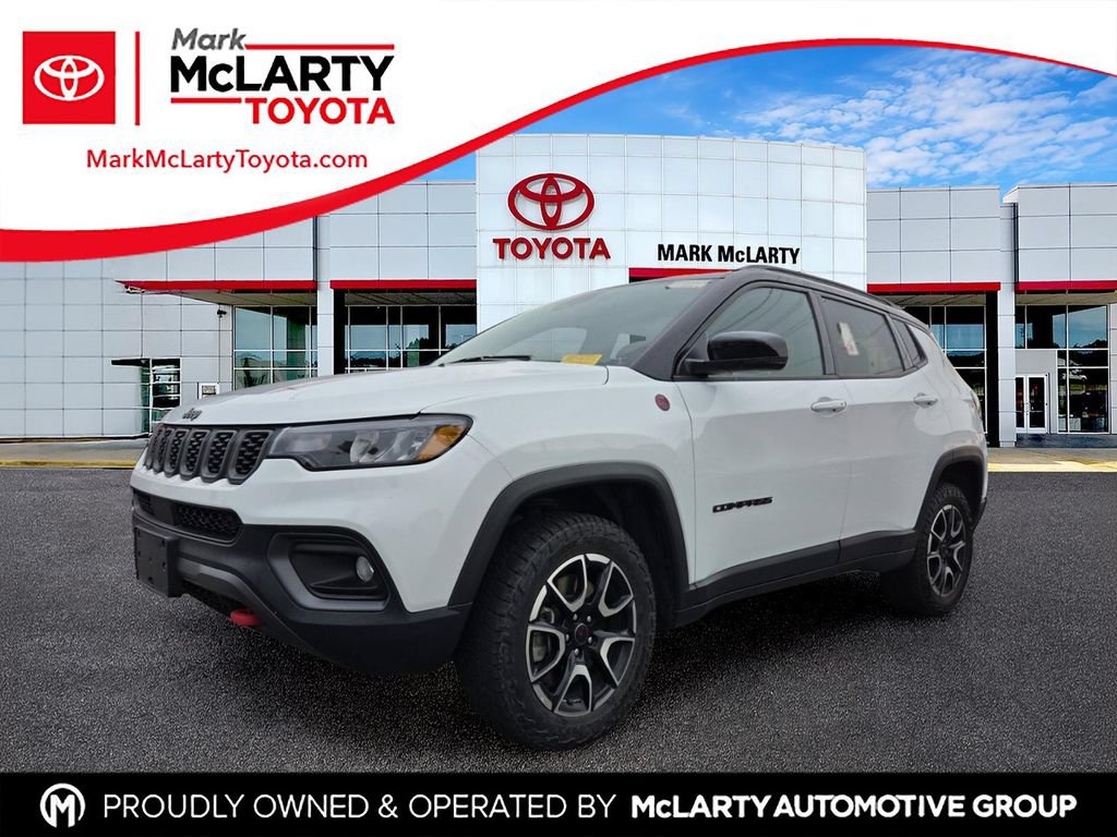 Used 2025 Jeep Compass Trailhawk w/ Trailer Tow Group AWD/4WD image 1