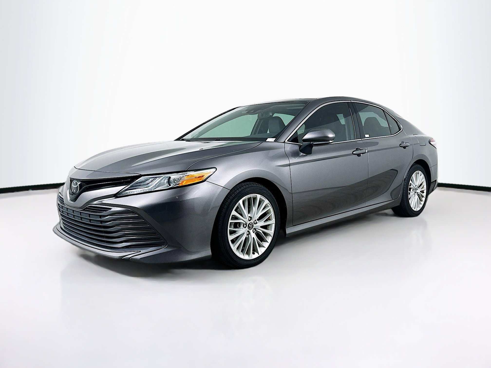 Used 2019 Toyota Camry XLE w/ Navigation Package FWD image 3
