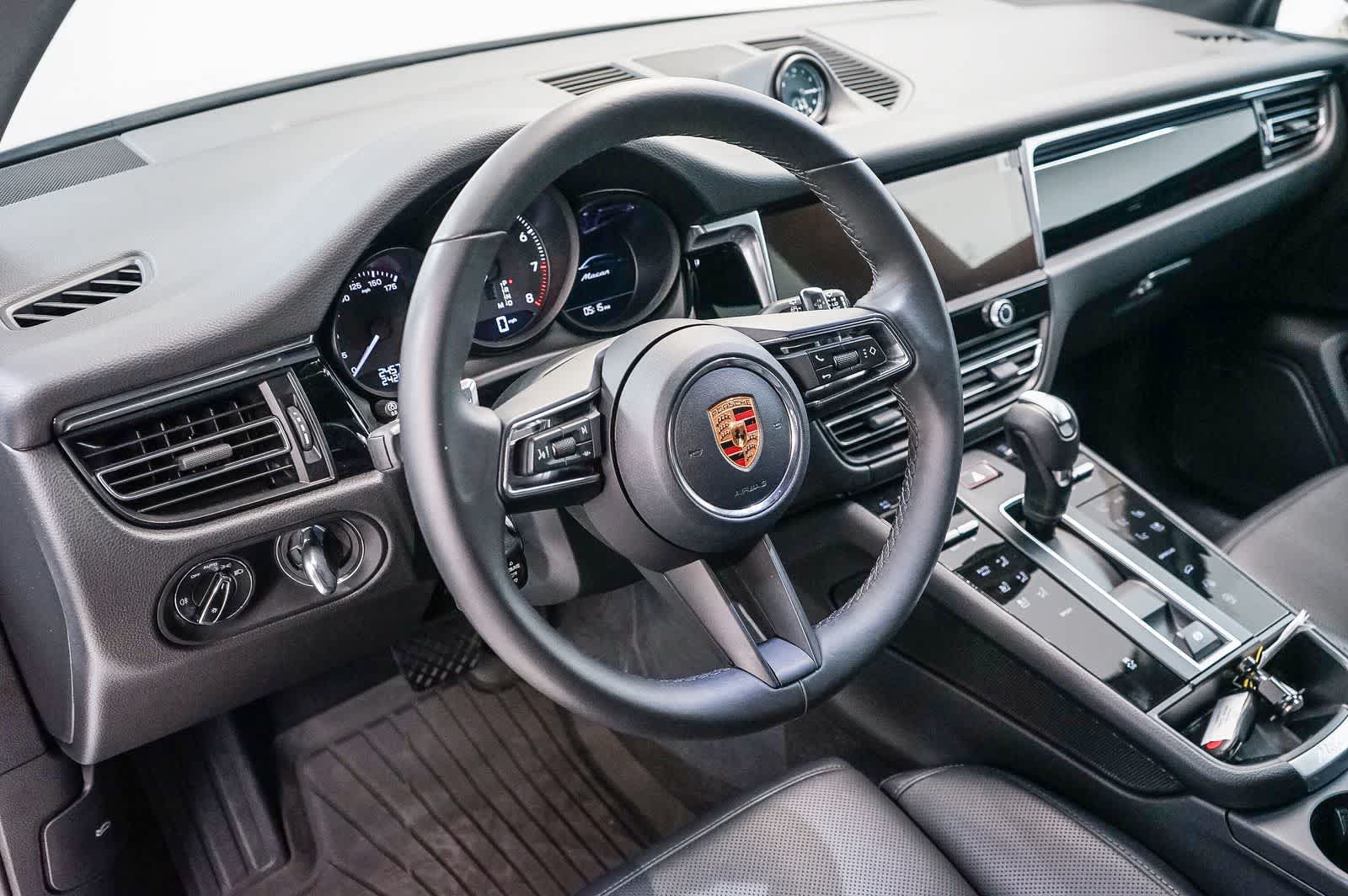 Certified 2026 Porsche Macan AWD/4WD image 4